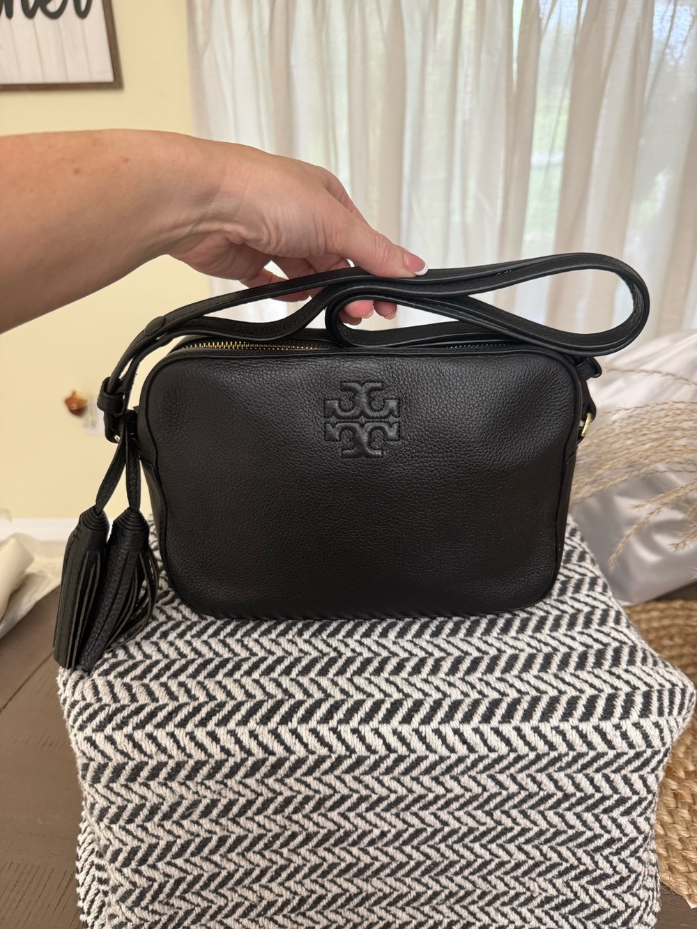 Tory Burch Thea Leather Camera Bag – Black | Adjustable Crossbody & Shoulder Bag - Picture 2 of 10